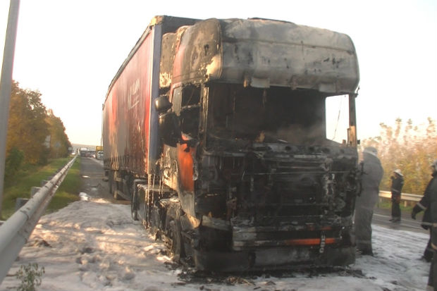 Харківські рятувальники загасили фуру з дошками, яка спалахнула на ходу - фото 3