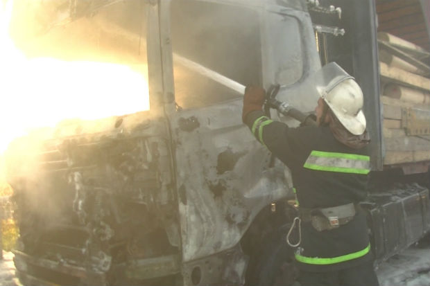 Харківські рятувальники загасили фуру з дошками, яка спалахнула на ходу - фото 1