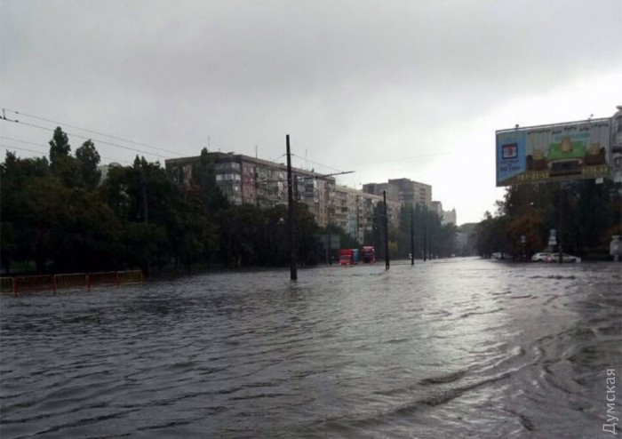 Наслідки буревію в Одесі: машини затоплені, дерева падали на маршрутки з людьми (ФОТО) - фото 2