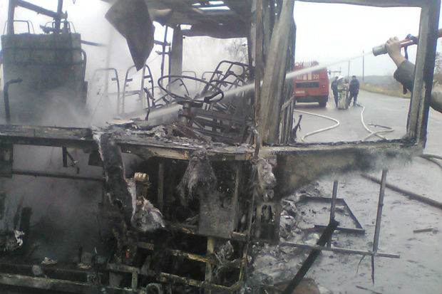 На Харківщині посеред траси спалахнув рейсовий автобус (ФОТО) - фото 2