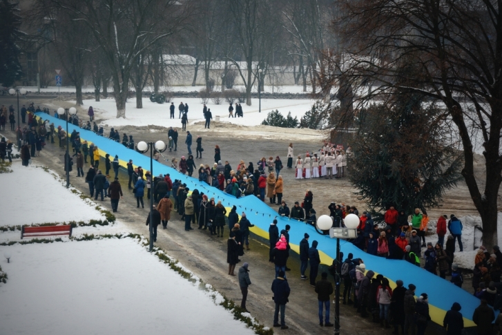 В Ужгороді до Дня Злуки 100-метровим прапором поєднали береги Ужа - фото 2