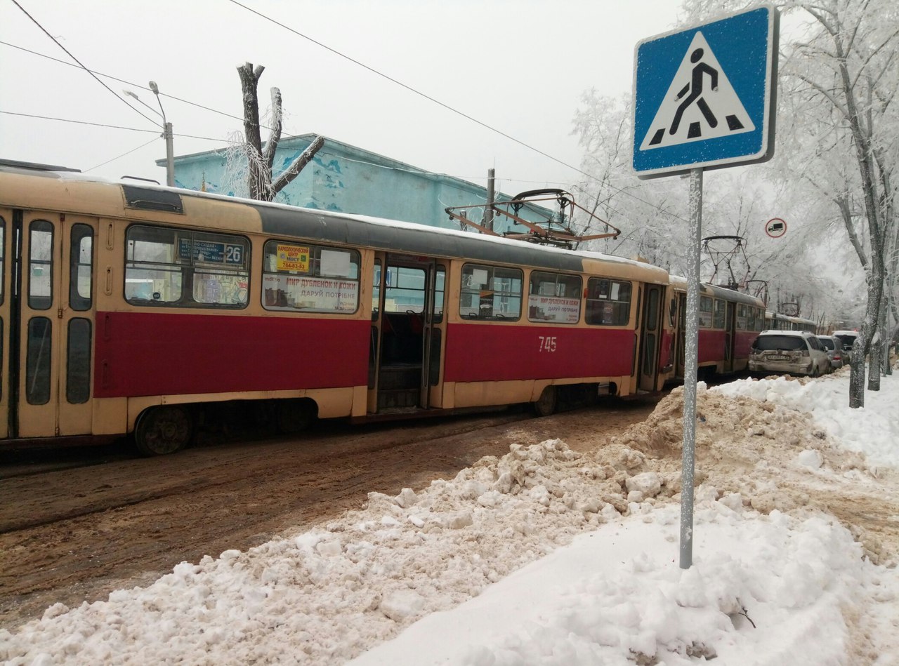 У центрі Харкова трамвай не втримався на рейках (ФОТО)  - фото 2