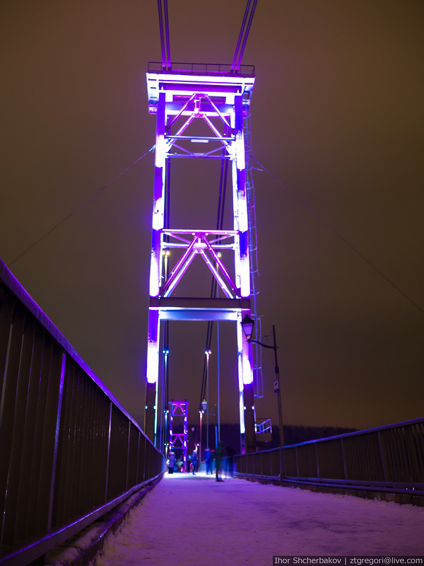 Світитись по-новому: У Житомирі міст засяяв синіми і рожевими вогнями - фото 3