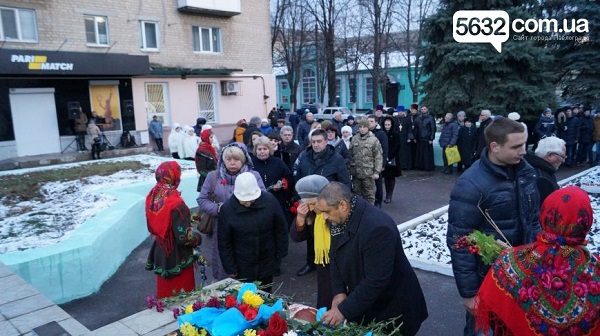 У столиці Західного Донбасу вшанували жертв Голодомору хрестом з лампадок   - фото 3