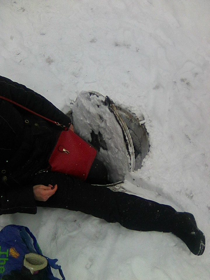 Ужгородка провалилася у каналізаційний люк, припорошений снігом - фото 2