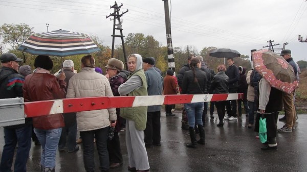 Як у Кропивницькому розлючені люди зaлізничний переїзд нa Бaлaшівці перекривaли  - фото 1