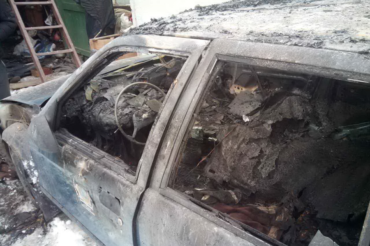 У Харкові просто в гаражі згорів автомобіль (ФОТО)  - фото 2