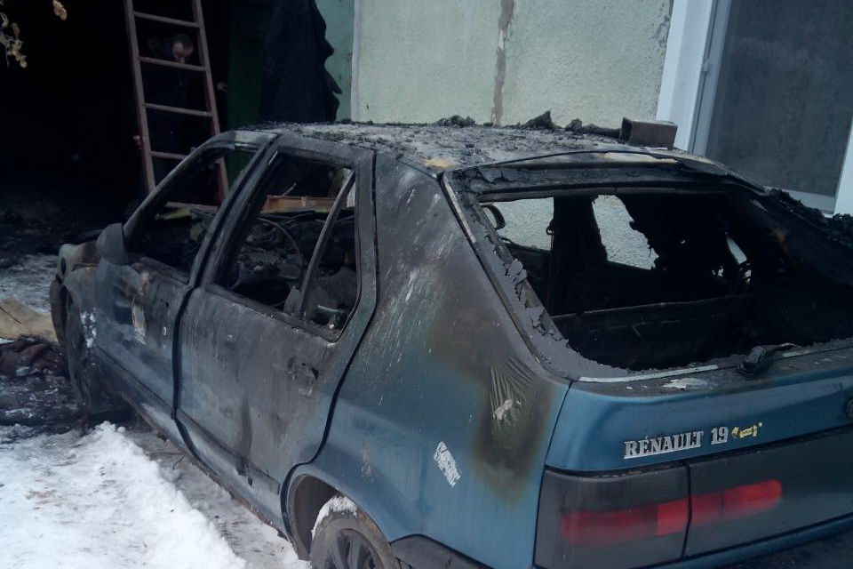 У Харкові просто в гаражі згорів автомобіль (ФОТО)  - фото 1