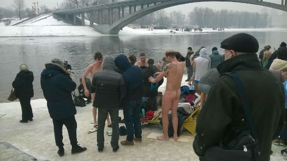 Як киянин влаштував публічний стриптиз після купання у Дніпрі на Водохреща - фото 1
