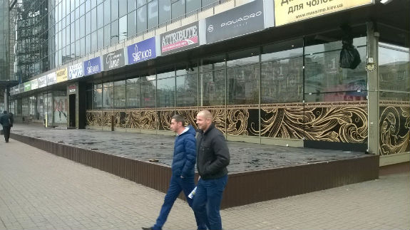  Закінчилася епопея зі спотворенням фасаду легендарного універмагу у Києві - фото 4