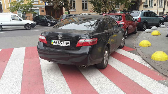 У Києві водій став переможцем конкурсу "Паркуюсь, як мудак" - фото 1