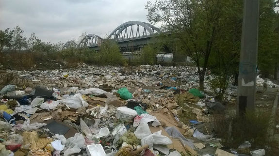 Берег Дніпра у столиці перетворився на масштабне сміттєзвалище - фото 1 Берег Дніпра у столиці перетворився на масштабне сміттєзвалище - фото 1