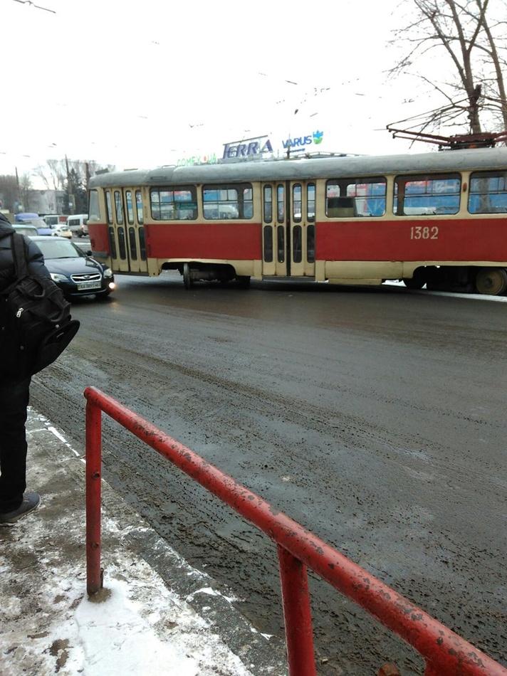 У Дніпрі трамвай зійшов з рейок і ледь не загріб автомобілі - фото 1
