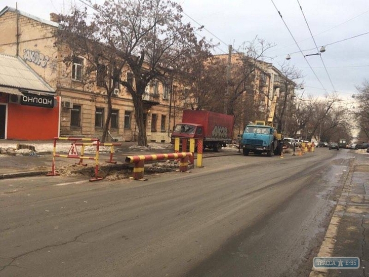 В центрі Одеси прорвало теплотрасу. Декілька будинків без оопалення (ФОТО) - фото 1