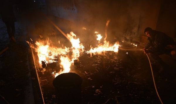 У Кам'янському підпалили ковзанку на центральній площі (ФОТО, ВІДЕО) - фото 1