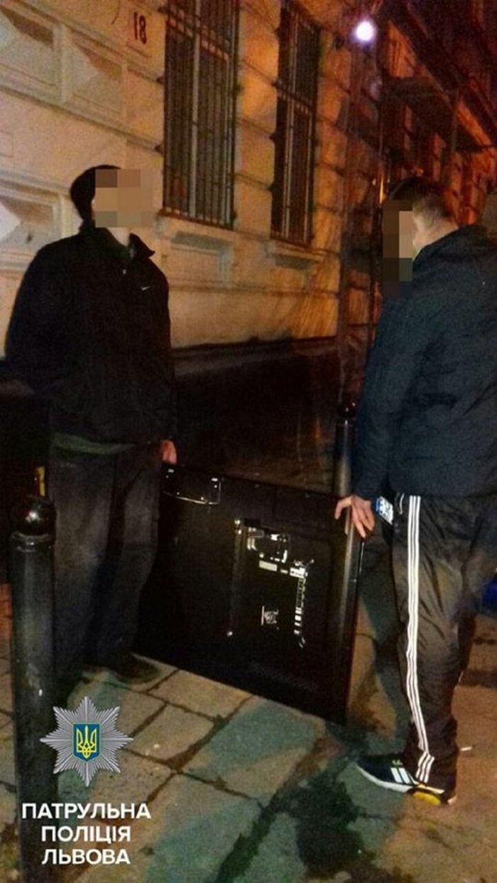 Львівські копи затримали пішоходів з телевізором (ФОТО) - фото 1
