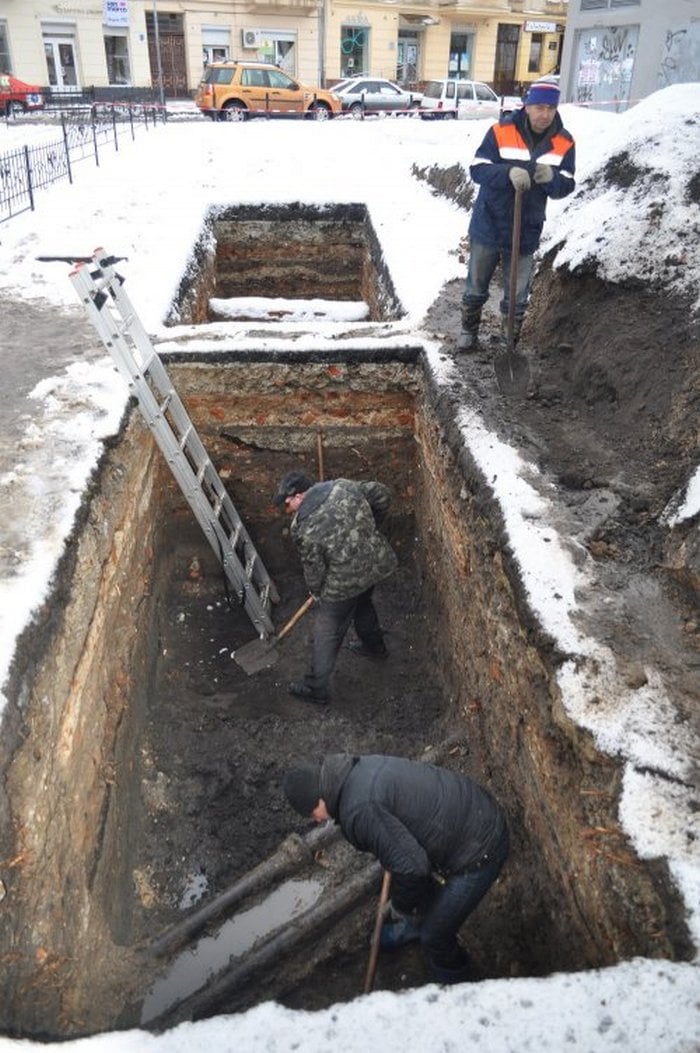У центрі Львова виявили людські останки (ФОТО) - фото 1