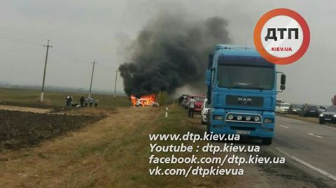 На трасі Київ-Одеса хасиди потрапили у ДТП. Автівка загорілася (ФОТО) - фото 1