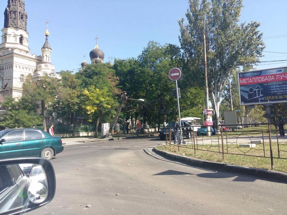 У центрі Миколаєва впала електроопора: рух транспорту обмежено - фото 1