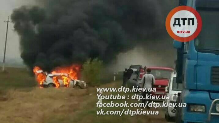 На трасі Київ-Одеса хасиди потрапили у ДТП. Автівка загорілася (ФОТО) - фото 2
