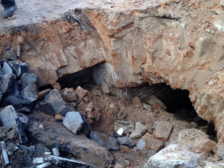 У Житомирі екскаватор провалився в підземелля  - фото 4