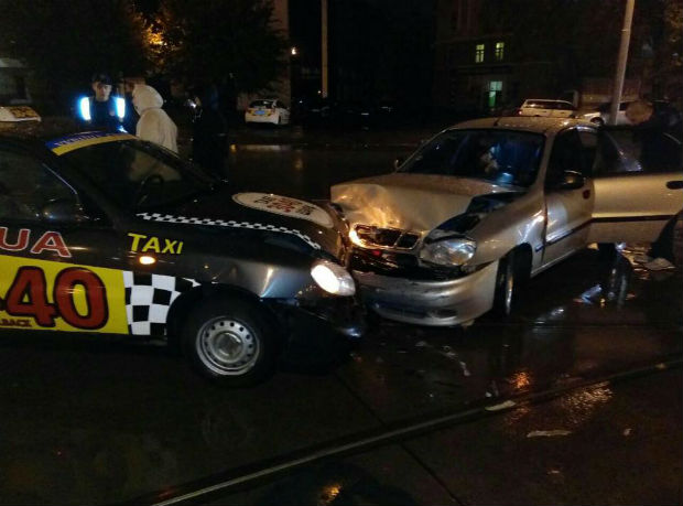 У Харкові в ДТП потрапив автомобіль відомої служби таксі - фото 2