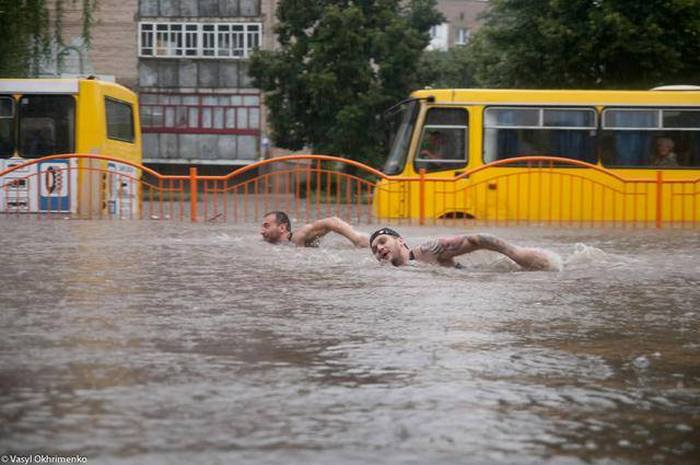 Як у Львові сміються над потопом Садового (ФОТО) - фото 5