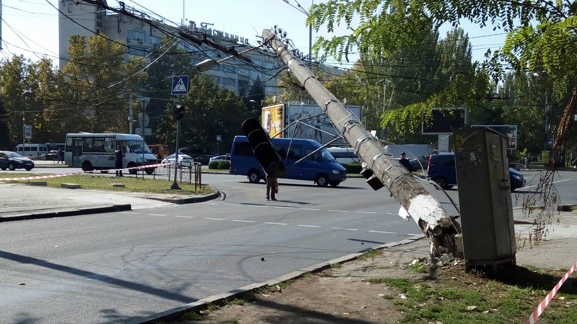 Центр Миколаєва заблоковано через обвал електроопори (ОНОВЛЕНО) - фото 1
