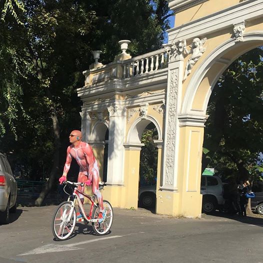 В Одесі велосипедист "без шкіри" шокував містян (ФОТО) - фото 1
