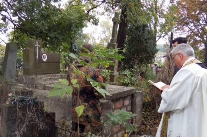 На Прикарпатті замурували старовинний склеп із дівчиною всередині - фото 2 На Прикарпатті замурували старовинний склеп із дівчиною всередині - фото 2
