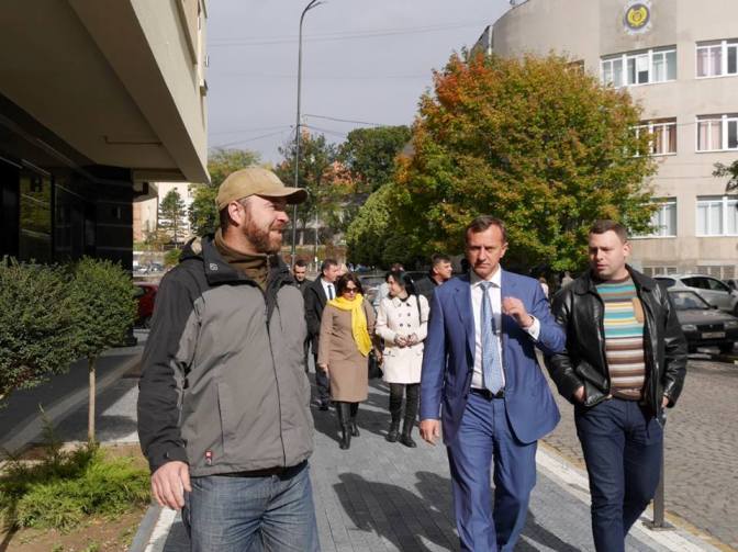 Ужгородським чиновникам провели екскурсію кварталами міста - фото 1