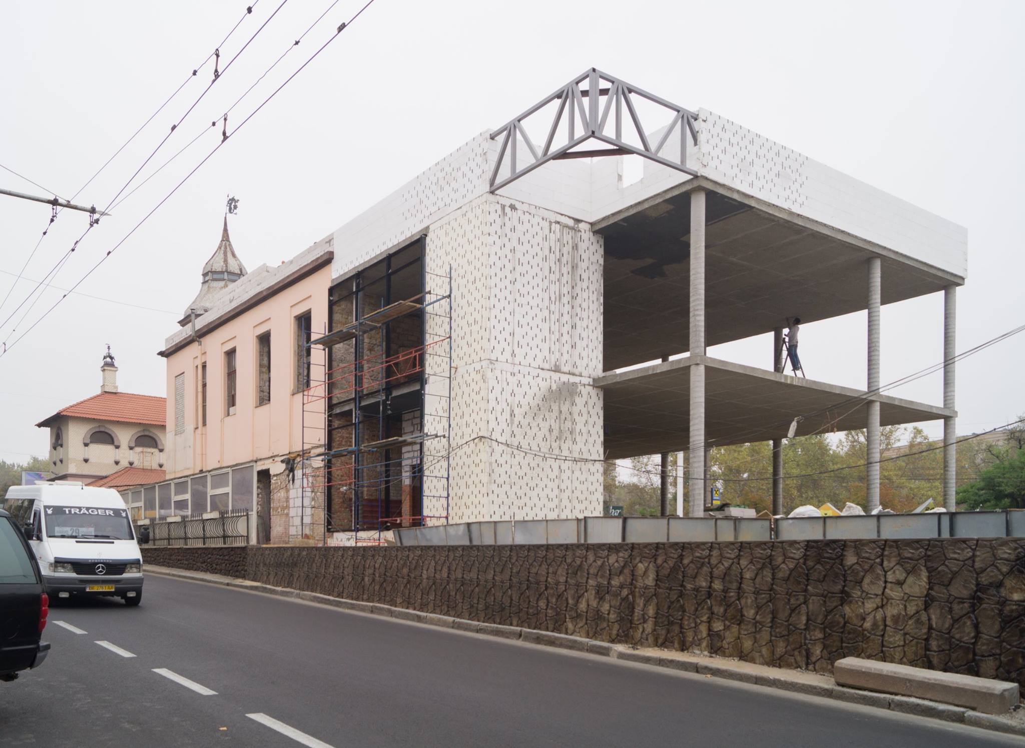 Будівництво нового ресторану у центрі Миколаєва порівняли з дачею циганського барона