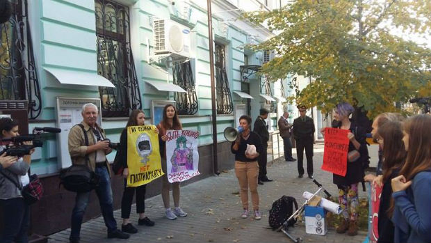 У Харкові пікетують консульство Польщі: протестують проти заборони абортів - фото 2