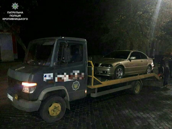 У Кропивницькому поліцейські відібрaли в хлопця BMW, хоч той і впирaвся - фото 1