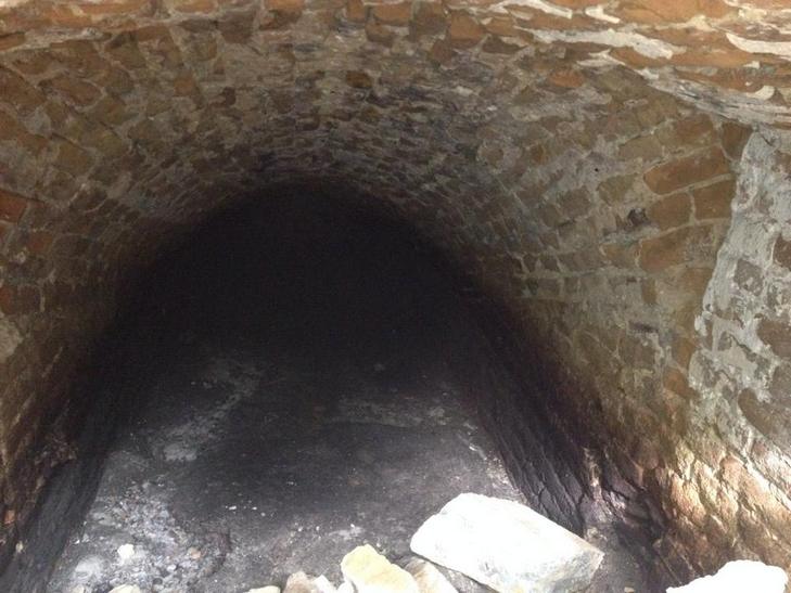 У Житомирі екскаватор провалився в підземелля  - фото 2