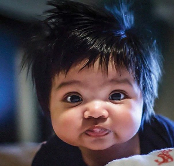 15 малюків, які народилися з суперкрутими зачісками - фото 12