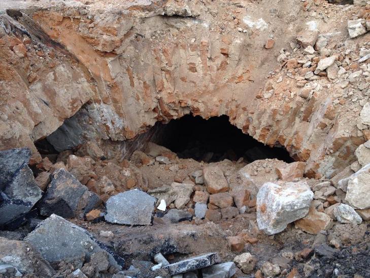У Житомирі екскаватор провалився в підземелля  - фото 3