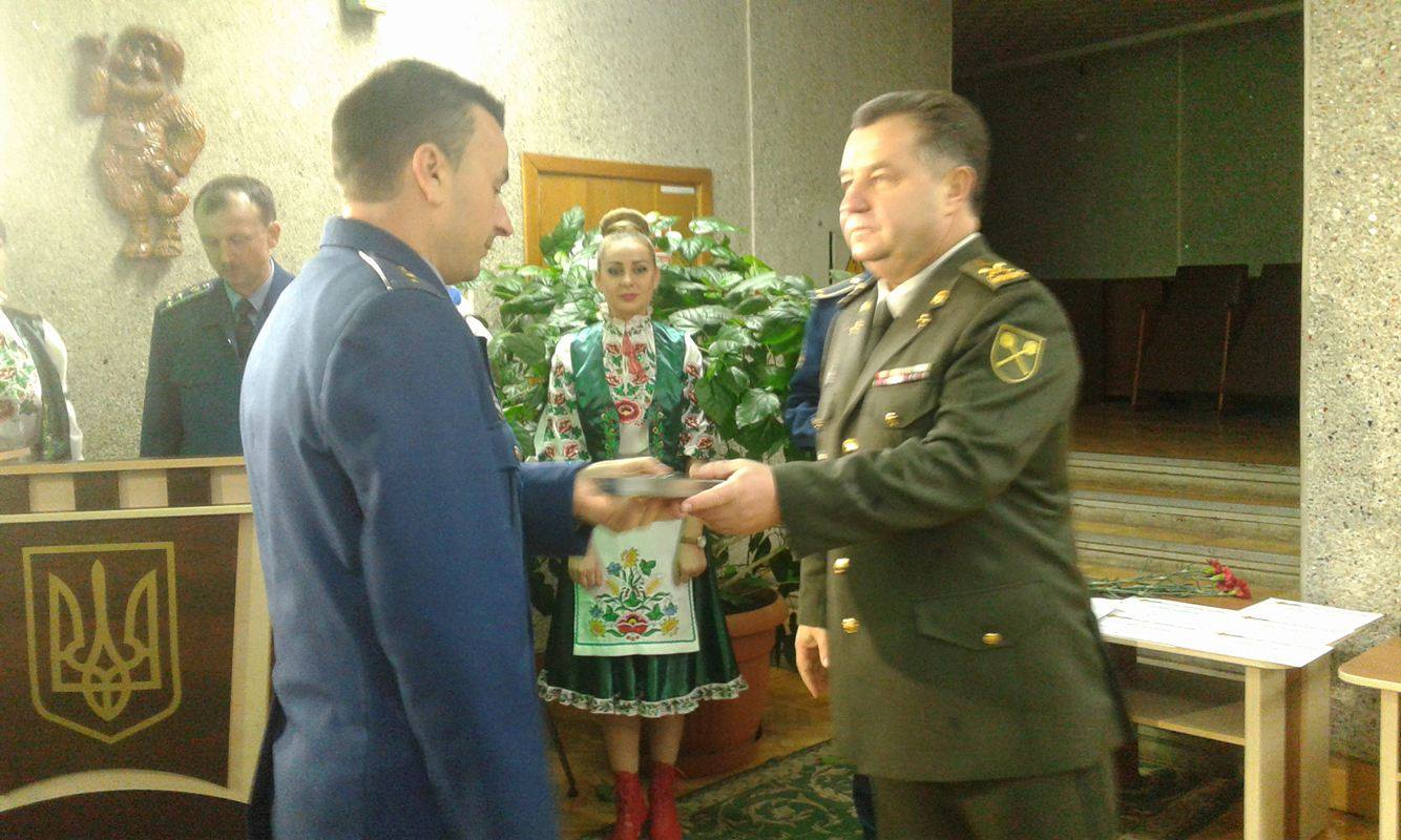 Міністр Полторак роздав пістолети Макарова у Вінниці - фото 4