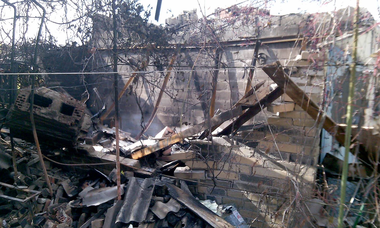 Терористи артилерією знищили вулицю у Водяному, є постраждалі (ФОТО) - фото 7