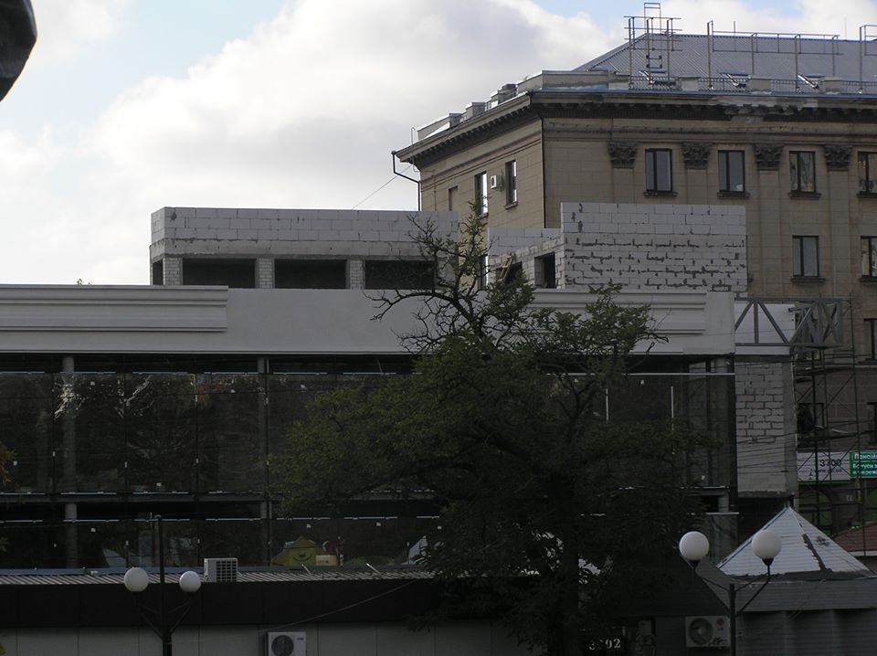 "Мафія" у центрі Миколаєва добудовує "шпаківню" на даху
