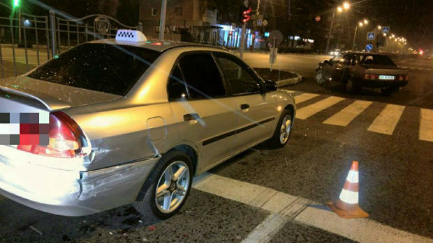 У центрі Харкова п’яний водій "Жигулів" протаранив автомобіль таксі (ФОТО) - фото 2