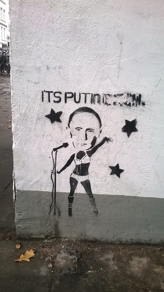 В Гамбурзі знайшли Путіна в образі путани (ФОТОФАКТ) - фото 3