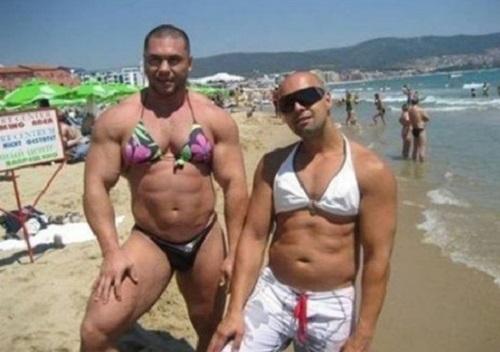 Дюжина пляжних фриків та їхні "голі" купальники - фото 11