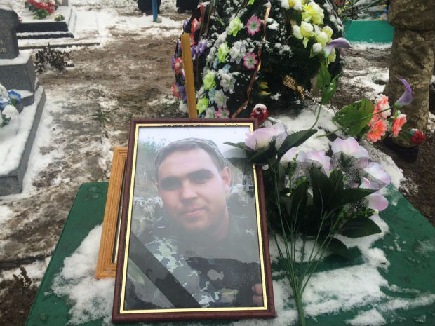 На Харківщині простилися з 24-річним бійцем АТО, який загинув під Мар'їнкою (ФОТО) - фото 6