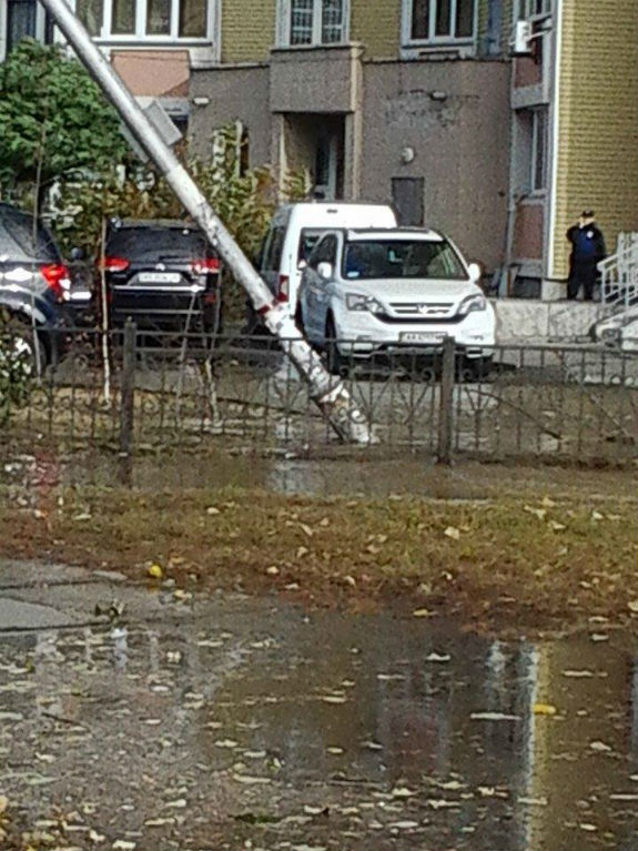 На столичній Оболоні прорвало трубу: вулицю затопило водою - фото 1 На столичній Оболоні прорвало трубу: вулицю затопило водою - фото 1