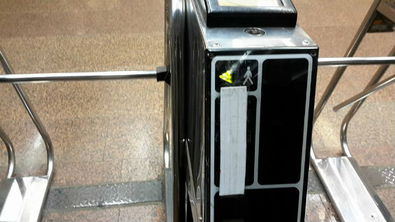 Аби відучити киян від жетонів, у метро отвори на турнікетах заклеїли скотчем - фото 1