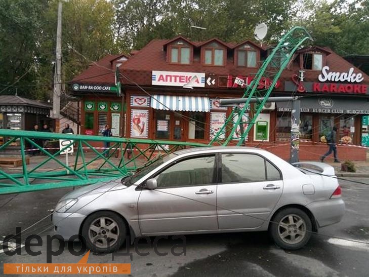 В Одесі в Аркадії впав будівельний кран (ФОТО) - фото 4