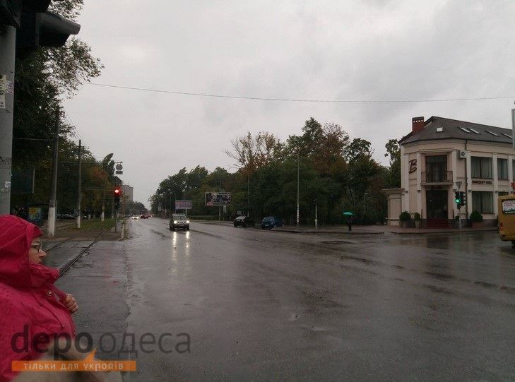 Обіцяної зливи в Одесі досі не відбулося, вулиці спутошив потужний вітер - фото 1