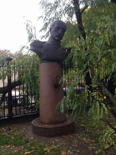 У Миколаєві сухе дерево ледь не завалило погруддя адмірала Корнілова - фото 1