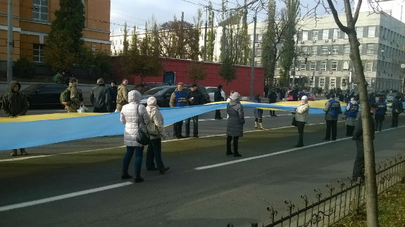 Націоналісти розгорнули величезний прапор України у центрі Києва - фото 2